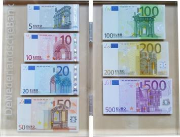 Euro bankbiljetten in plexiglas